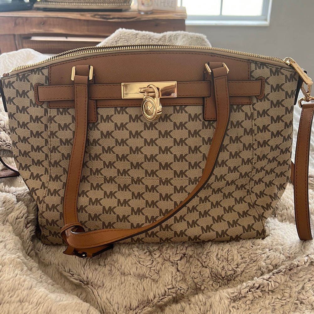 Michael Kors Hamilton Traveler w/ matching wallet